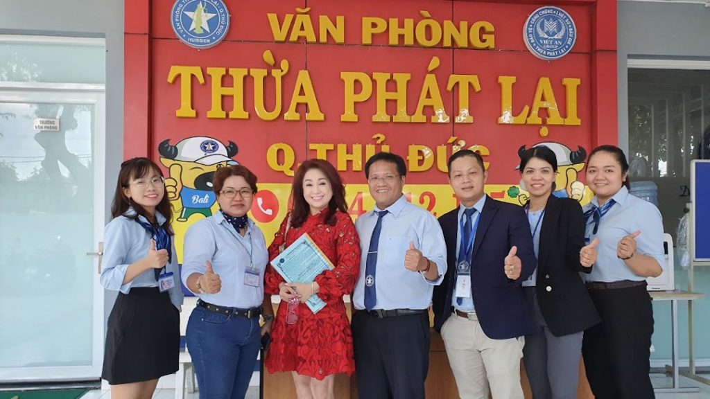 Thừa phát lại là ai? Hình ảnh Thừa phát lại Quận Thủ Đức cùng với khách hàng lập vi bằng