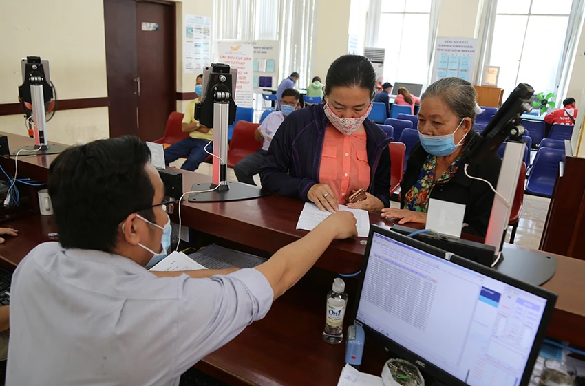 Người dân làm thủ tục hành chính ngày càng khỏe